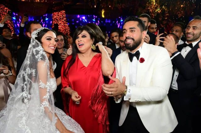 فيفي عبده مع العروسين