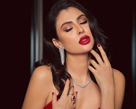 مريم حسين تنشر صورها الواضحة بالمايوه