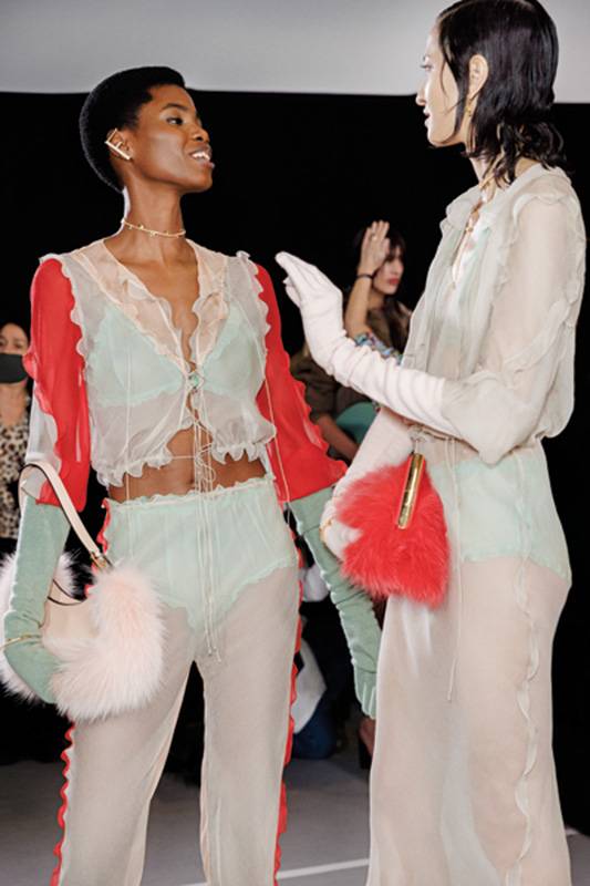 ‏FENDI First حقيية من فرو الثعلب المُعاد تدويره