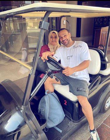 بالفيديو - والدة محمد عطية في لبنان... وهذا ما أحضرته له كهدية