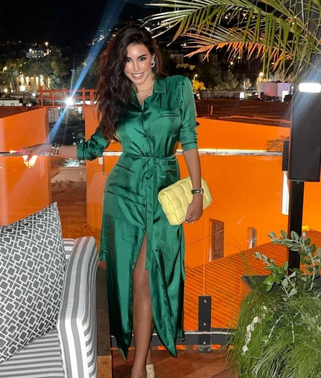 تألقي بفستان ياسمين صبري الأنيق... هذا سعره