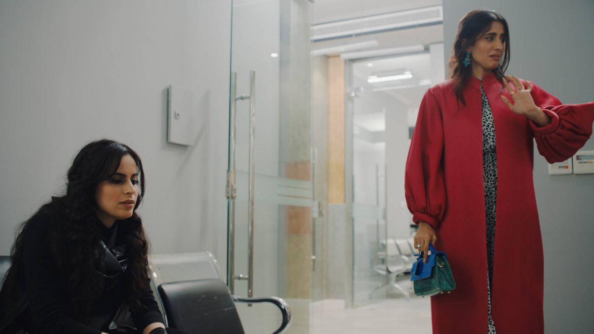 شبان وشابات يواجهون أزمة مالية بسبب استهتارهم ضمن الكوميديا الاجتماعية السعودية 