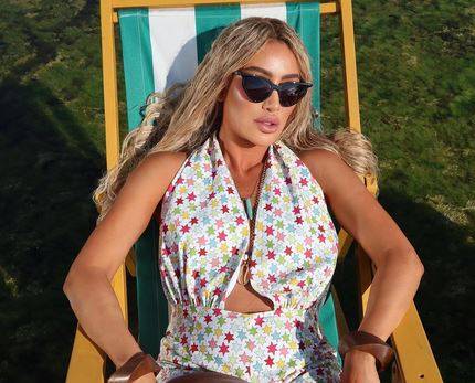 بالفيديو - مايا دياب بنظّارات مختلفة وأكسسوار غريب على شعرها