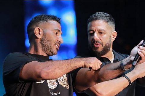 بالفيديو - حماقي يشارك أحمد سعد في رقصته الشهيرة