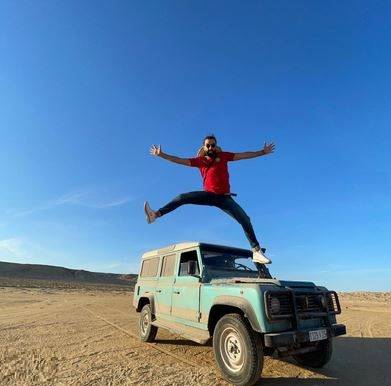 نجم عربي يعلن بفيديو إصابته بورم في المخ