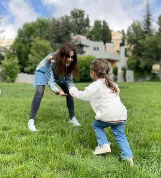 بالفيديو والصور - ابنة نانسي عجرم تخطف الأنظار بحماستها ورقصها العفوي مع والدتها