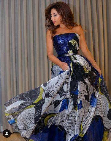 بالفيديو - نجوى كرم تلهو على الدرج بطريقة طفولية... وهذا سعر فستانها الأنيق