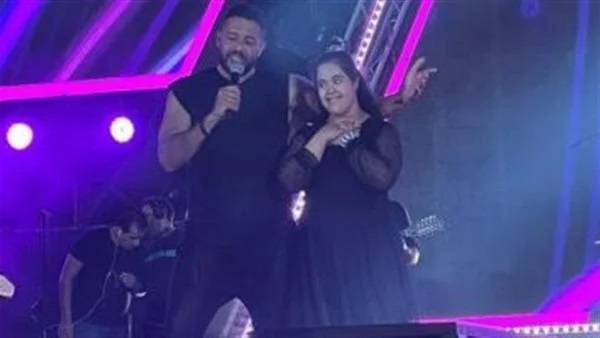 محمد حماقي يغني مع فتاة من ذوي الهمم