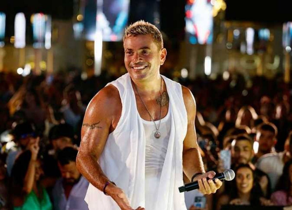 بالفيديو - بعد 29 عاماً.. عمرو دياب يردّ على الراحل بليغ حمدي