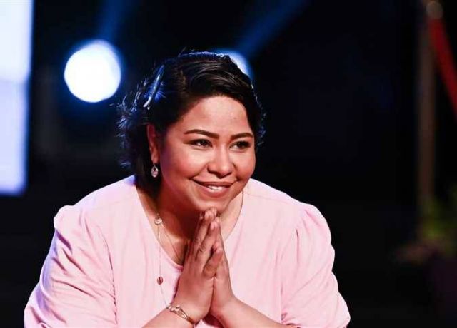 شيرين تردّ على حسام حبيب وتكشف سرّ تقبيل يد طبيبها النفسي