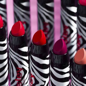 بلسم للشفاه من "سيسلي": قوام فاخر يذوب ورائحة اللوز الناعمة