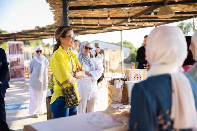 الملكة رانيا خلال زيارة الى حاضنة ليـڤ-إنـك للإبداع البلقاء، الأردن / 14 اب 2022 