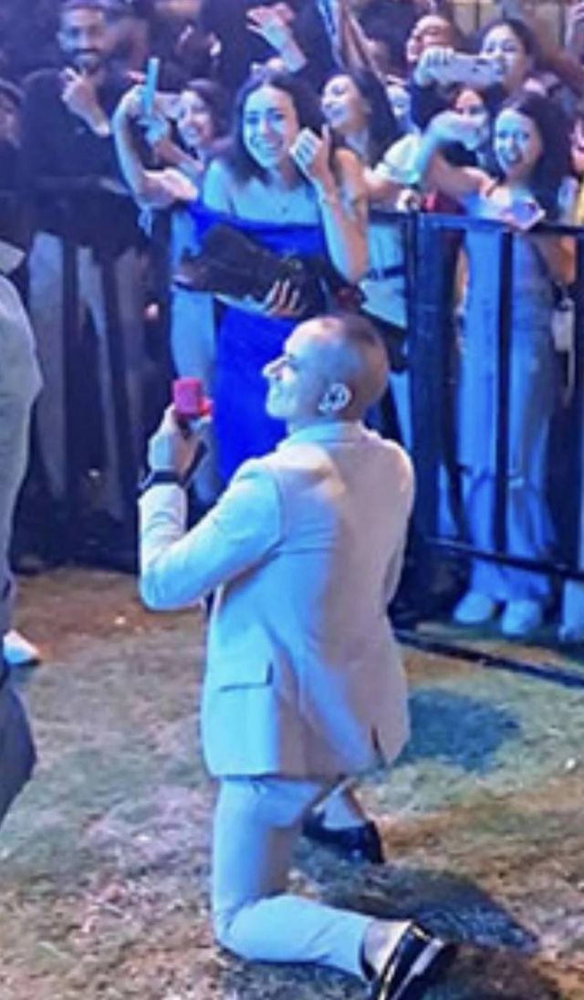 شاب يتقدم لخطبة فتاة في حفل محمد حماقي 