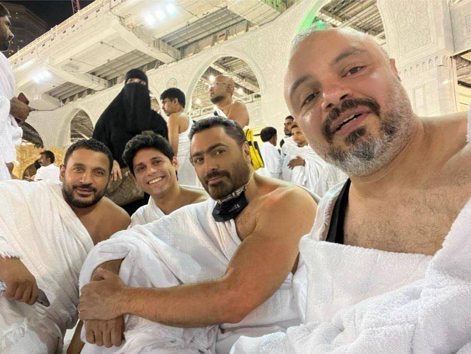 بملابس الإحرام.. تامر حسني يؤدي مناسك العمرة قبل حفل جدة