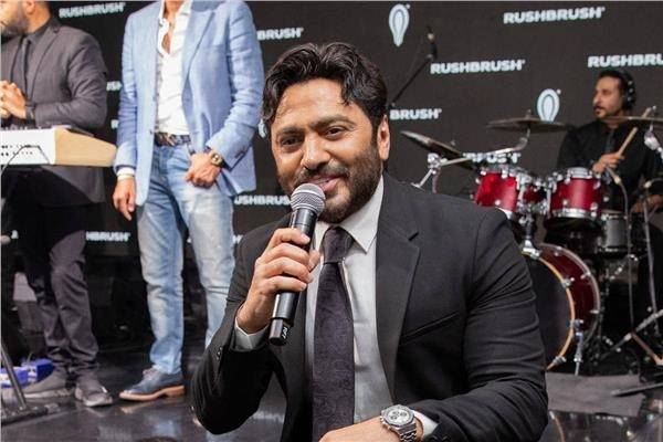 بالصور – تامر حسني يغنّي في حفل خاص بحضور نجوم