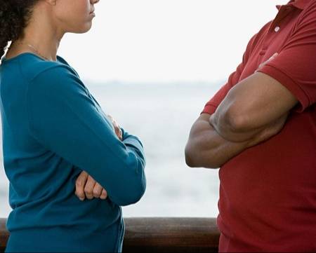 طريقة عقد ذراعيك... اكتشفي ماذا تعني في لغة الجسد