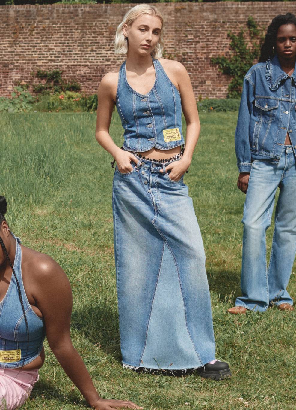 تعاون Levi’s® × GANNI يعود مع مجموعة مصطبغة بالألوان الطبيعيّة وحملة إعلانيّة بمشاركة إيما تشامبرلين وصديقاتها