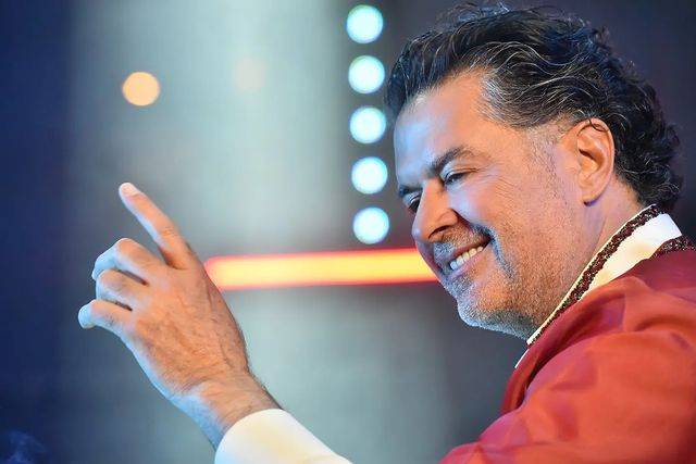 راغب علامة يردّ بقوة على الضجة الحاصلة بسبب صورة مع السفير العراقي وزوجته