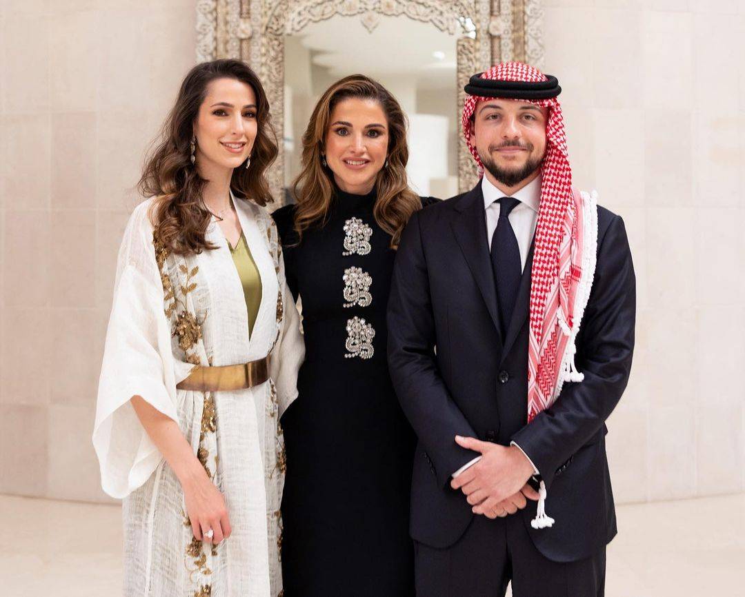 فستان الملكة رانيا البسيط محط إهتمام الجمهور.. هذا سعره