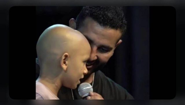 بالصور - أحمد سعد يوضح تفاصيل أغنيته مع طفل مصاب بالسرطان