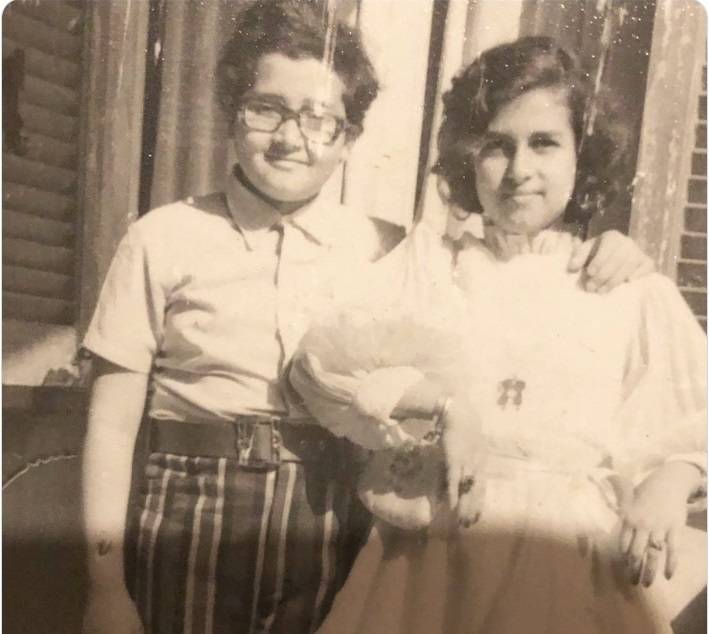 فنانة شهيرة تنشر صورة قديمة مع شقيقها.. هل تعرفتم عليها؟