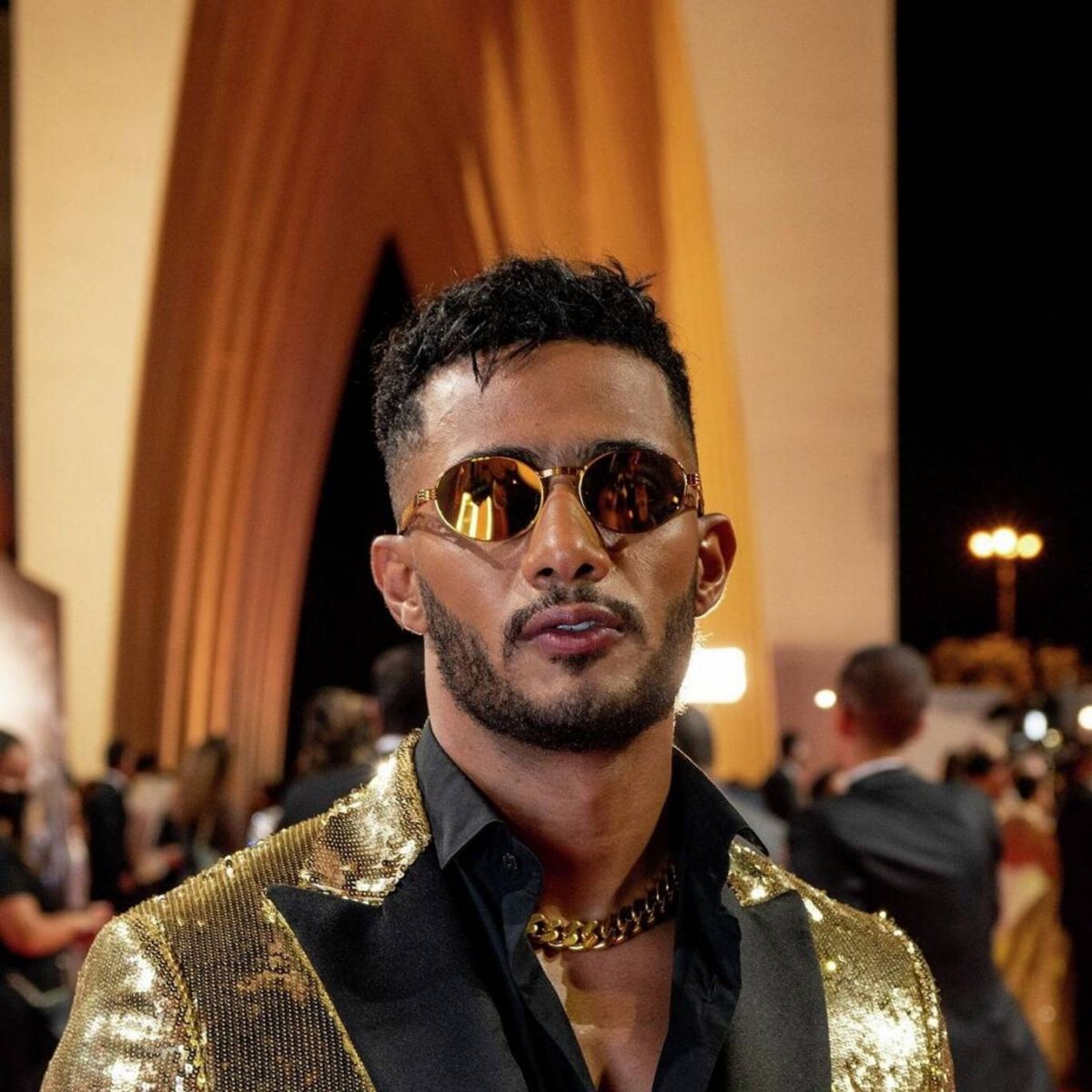 بالفيديو - استقبال حاشد لمحمد رمضان في الشارع... هكذا علّق