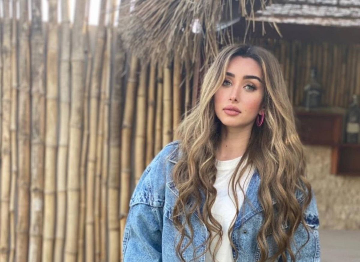 هنا الزاهد تلفت الأنظار بملامحها الجميلة بالحجاب