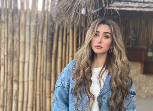 هنا الزاهد تلفت الأنظار بملامحها الجميلة بالحجاب