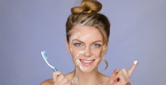 أفكار تجميلية خاطئة تطبّقها الكثيرات... لا تتبعيها