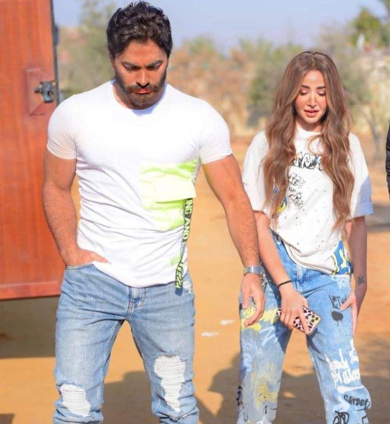 تامر حسني يمازح هنا الزاهد بعد إعلانها السفر إلى السعودية: 