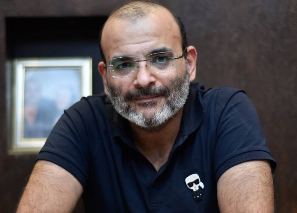 أيمن بهجت قمر يحصل على الشهادة الجامعية بعد 22 سنة