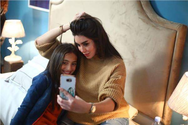 ياسمين صبري توضح قصة ظهورها مع ابنتها