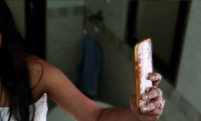 أراد الانتقام من أهلها فنشر صورها عارية على الإنترنت