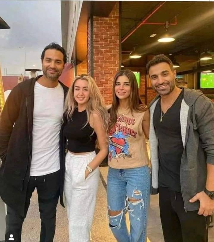 كريم فهمي يهاجم منتقدي صورة عائلية مع شقيقه وزوجته