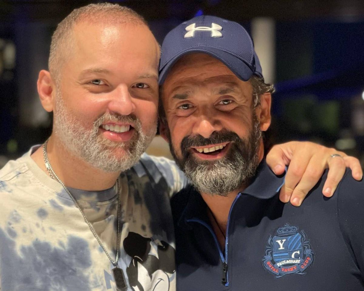 كريم عبد العزيز يفاجئ نجل الساحر في عيد ميلاده