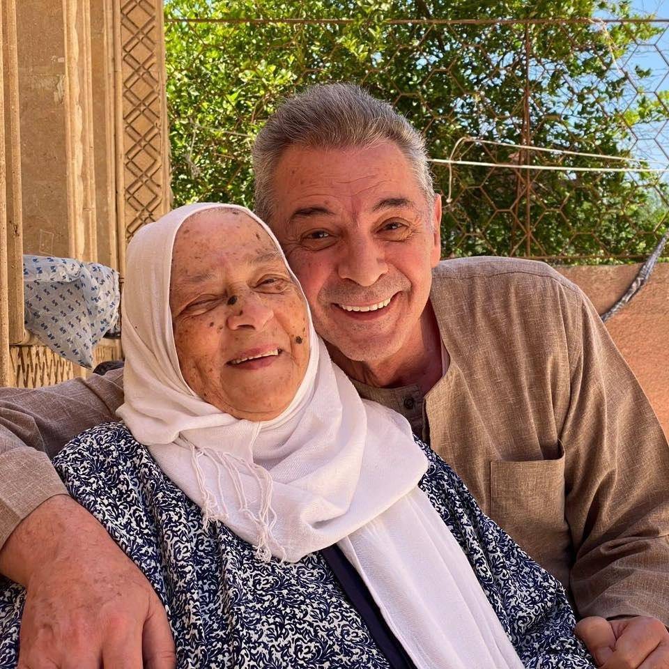 الموت يفجع محمود حميدة بوالدته