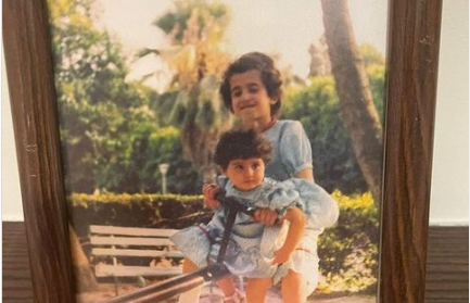 خمّنوا مَن هاتين النجمتين في طفولتهما؟