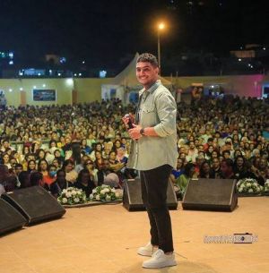 بالفيديو - محمد عساف يعلّم "مراد علم دار" الدبكة على المسرح