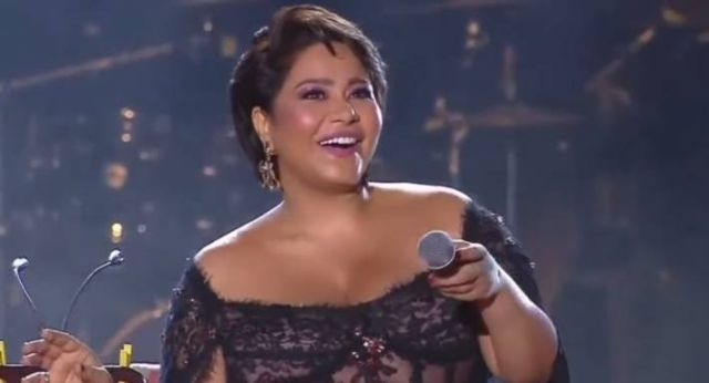 بالصور والفيديو _ رقص وضحك واعترافات لجمهور قرطاج.. شيرين عبد الوهاب تقبل يد طبيبها