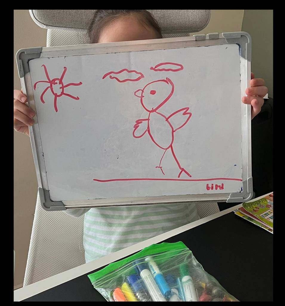 بالصور - هكذا حقّق مغنّي راب حلم طفلة في تصميم الأزياء