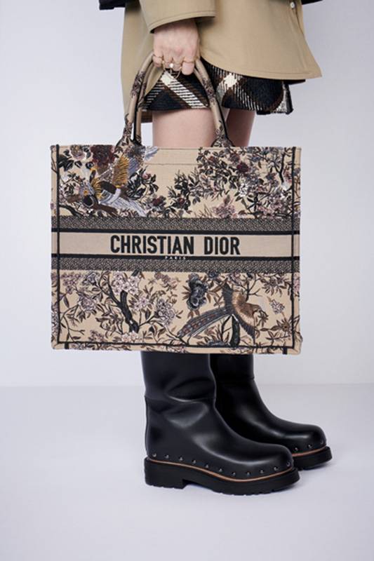 في مجموعة خريف وشتاء 2022-2023- الحديقة الشتويّة للألبسة الجاهزة من DIOR