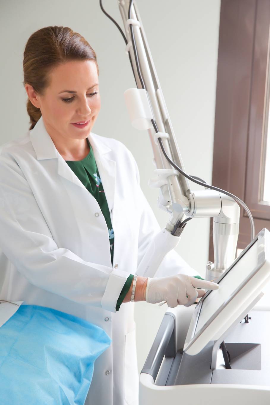 ما هو علاج الليزر الأنسب لكِ؟الجواب مع ريبيكا تريستون