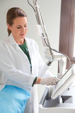 ما هو علاج الليزر الأنسب لكِ؟الجواب مع ريبيكا تريستون