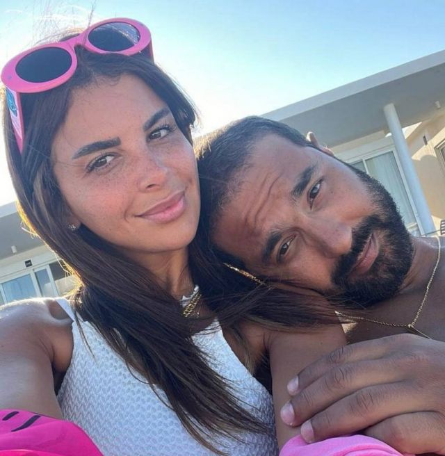 كريم فهمي يتجاهل أزمة صورته ويردّ بقبلة لزوجته