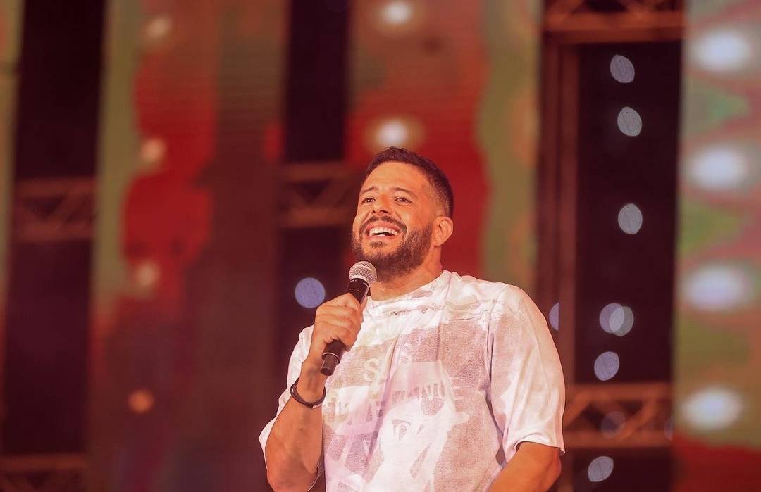 بالصور - لفتة إنسانية وخطوبة في حفل محمد حماقي بالإسكندرية