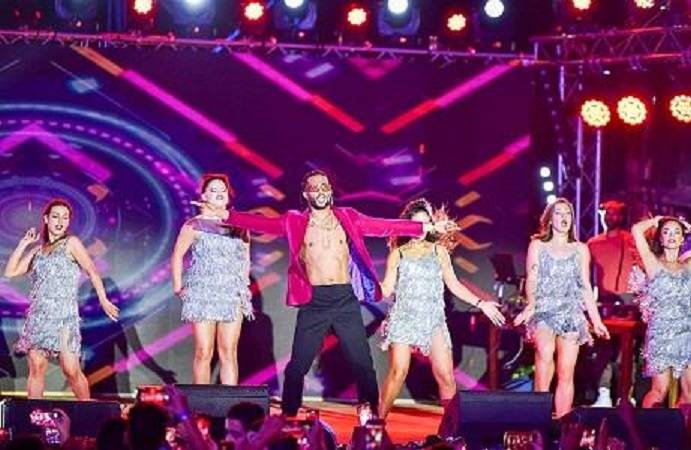 بالصور - محمد رمضان يشعل حفله بالعلمين الجديدة في الفجر