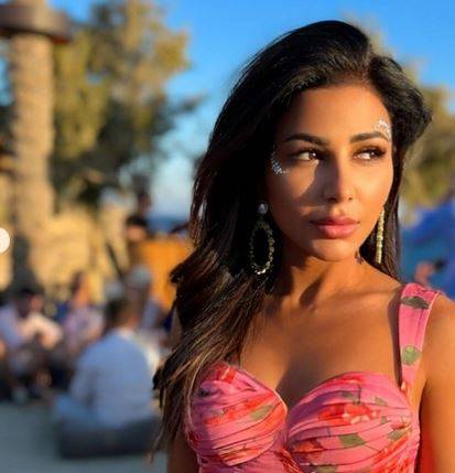 بالفيديو - مهيرة عبد العزيز تروي تفاصيل سرقة حقيبتها في مطار باريس