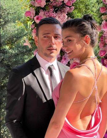 بالفيديو - ديميت أوزدمير تودّع العزوبية بفستانين بسيطين... وهدية خاصة من زوجها