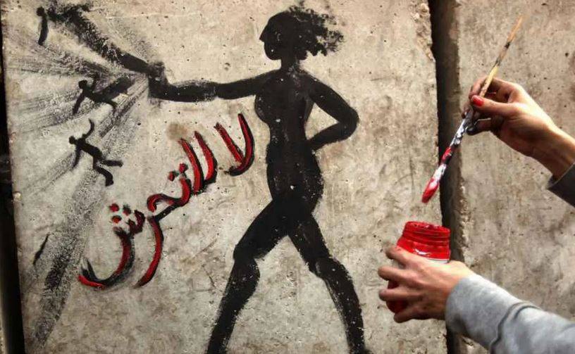 مطربة شابة تنهار بالبكاء بعد التحرش بها وتطالب بمعاقبة الجاني