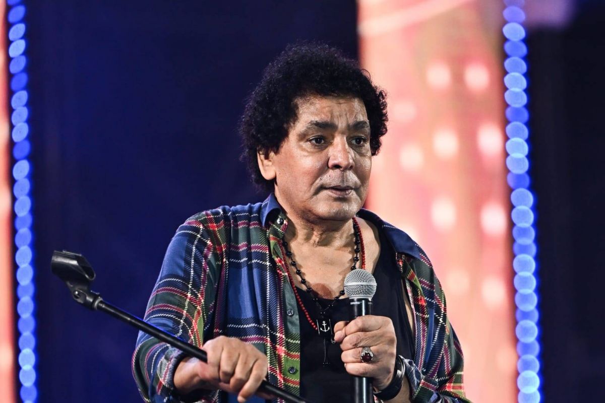 بالصور  - هذا ما فعله محمد منير في حفلته بالساحل الشمالي